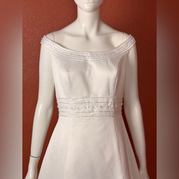 VENUS Informals White Sleeveless wedding Dress 12 - Picture 4 of 15